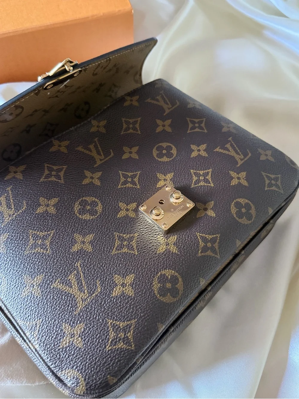 Authentic LV Pochette Métis Monogram Reverse